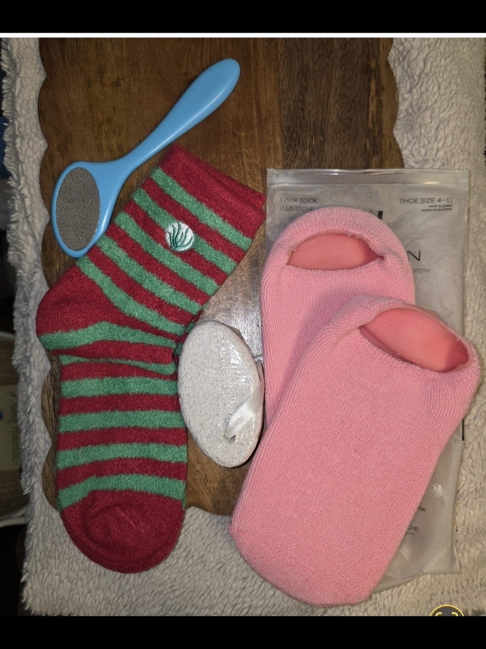 Halston Heritage Aloe Spa Socks Pumice Stone (BEA17) - Picture 3 of 6